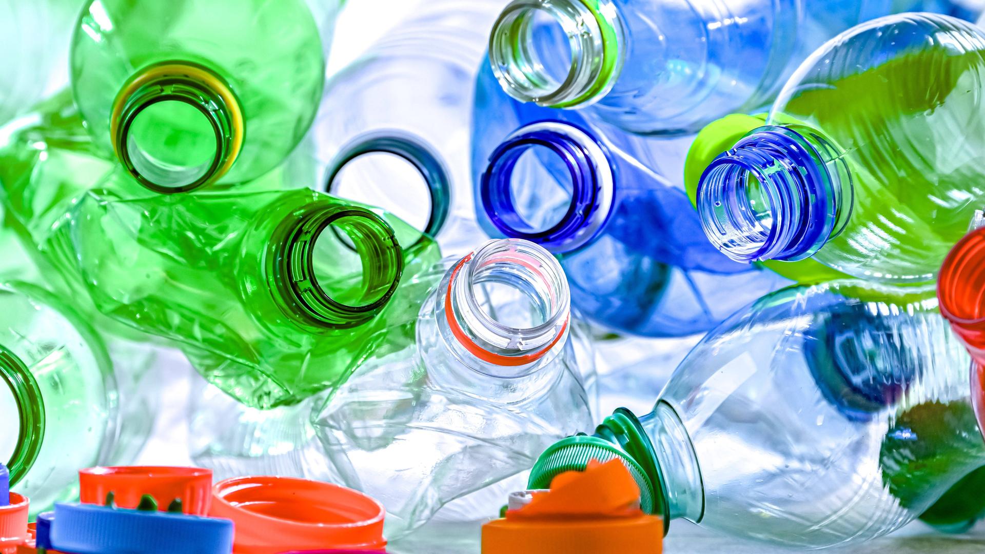Viele bunte, leere Plastikflaschen auf einem Haufen