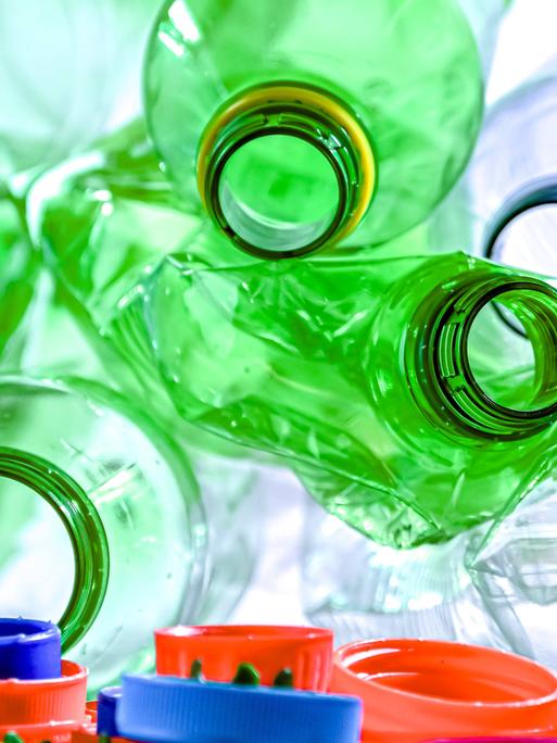 Viele bunte, leere Plastikflaschen auf einem Haufen
