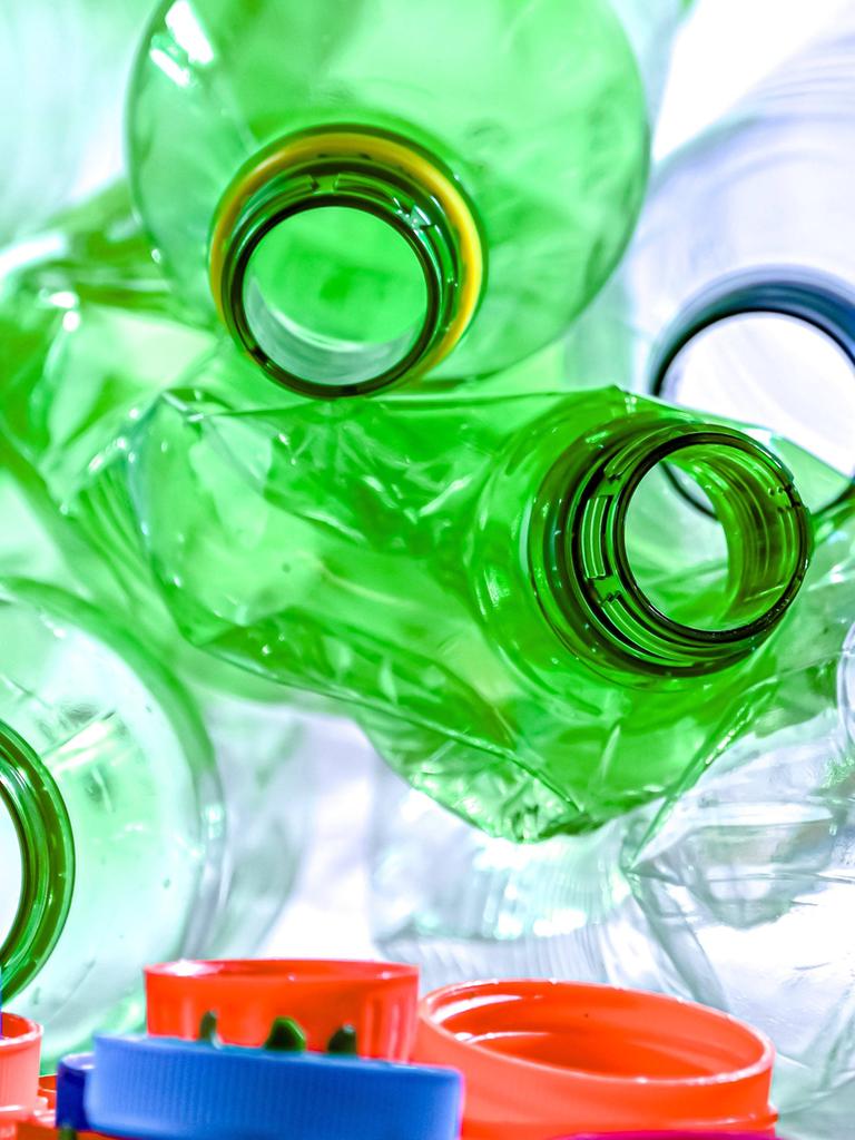 Viele bunte, leere Plastikflaschen auf einem Haufen