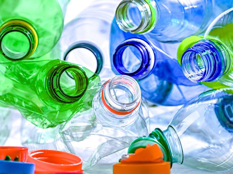 Viele bunte, leere Plastikflaschen auf einem Haufen