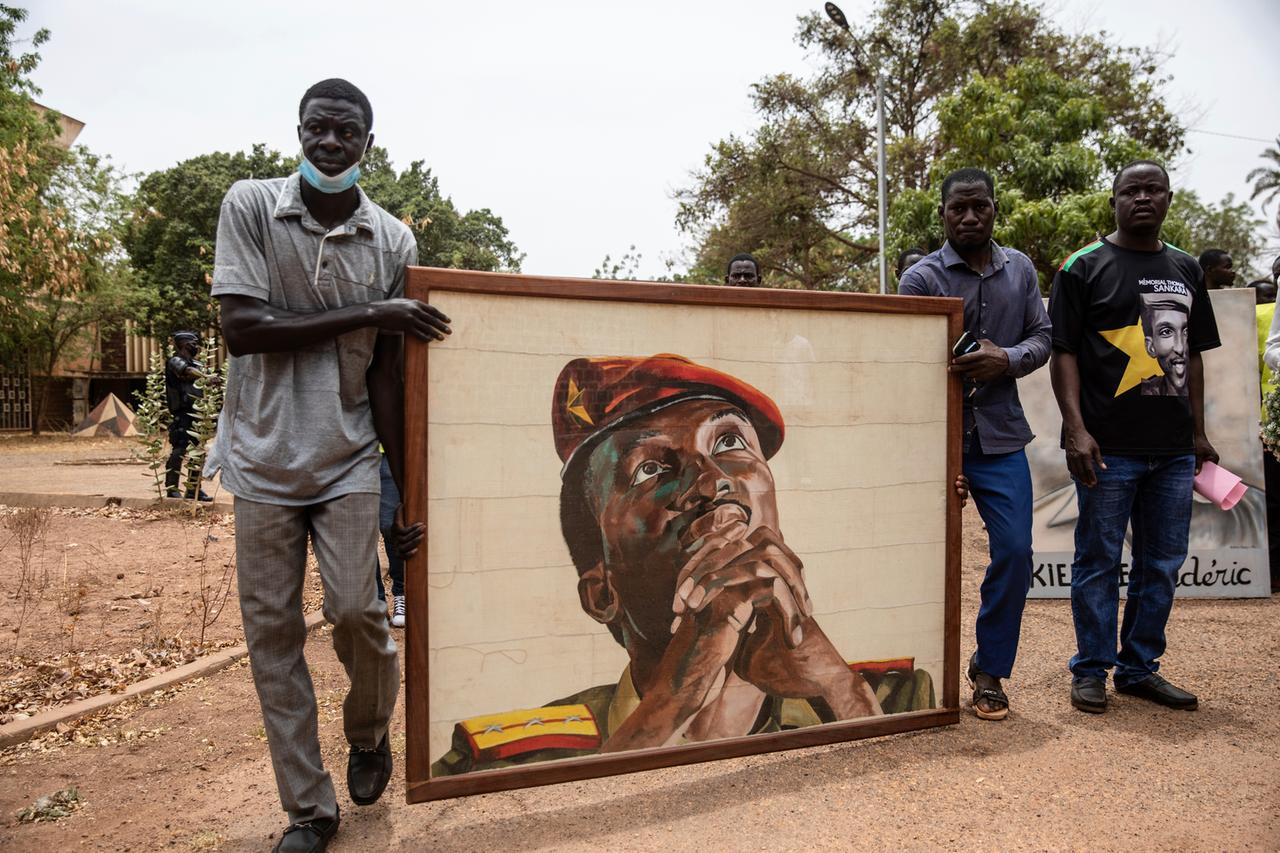 Menschen gedenken Thomas Sankara in Burkina Faso an dem Ort, an dem er ermordet wurde