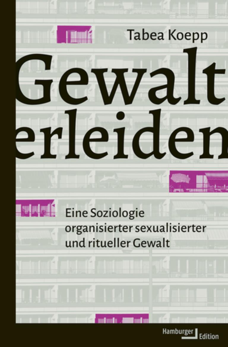 Auf dem Cover des Buches sind Titel und Name der Autorin zu lesen. Im Hintergrund eine Hausfassade mit einzelnen farblich hervorgehobenen Fenstern.