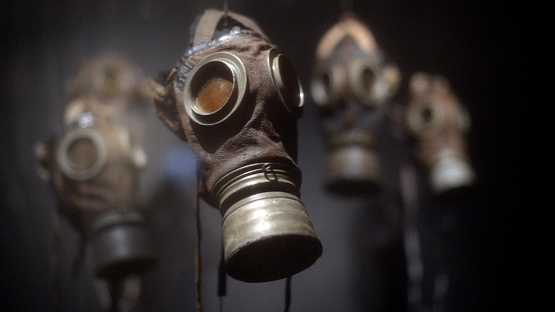 Gasmasken aus dem Ersten Weltkrieg in einer Ausstellung des Deutschen Historischen Musems.  