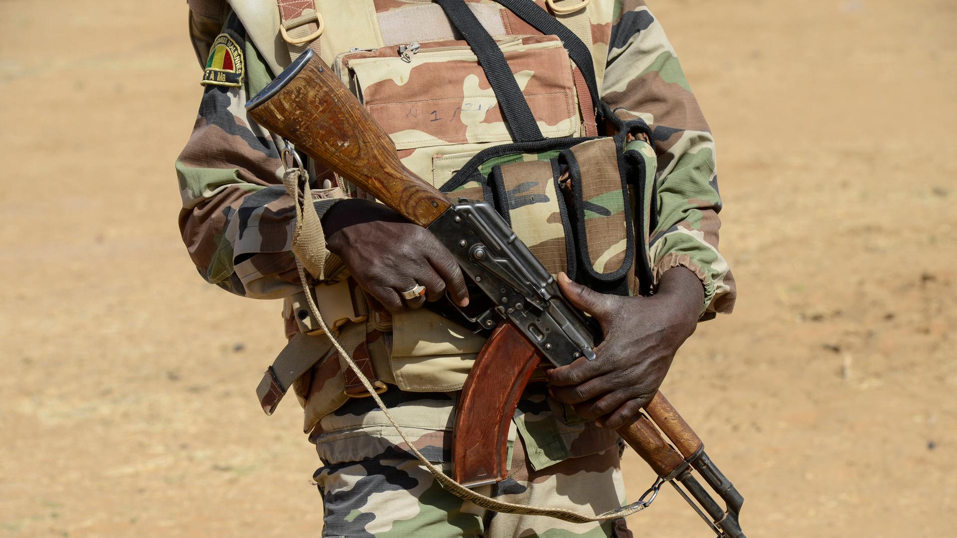 Soldat der malischen Armee mit Kalaschnikow AK-47 im Dorf Gao