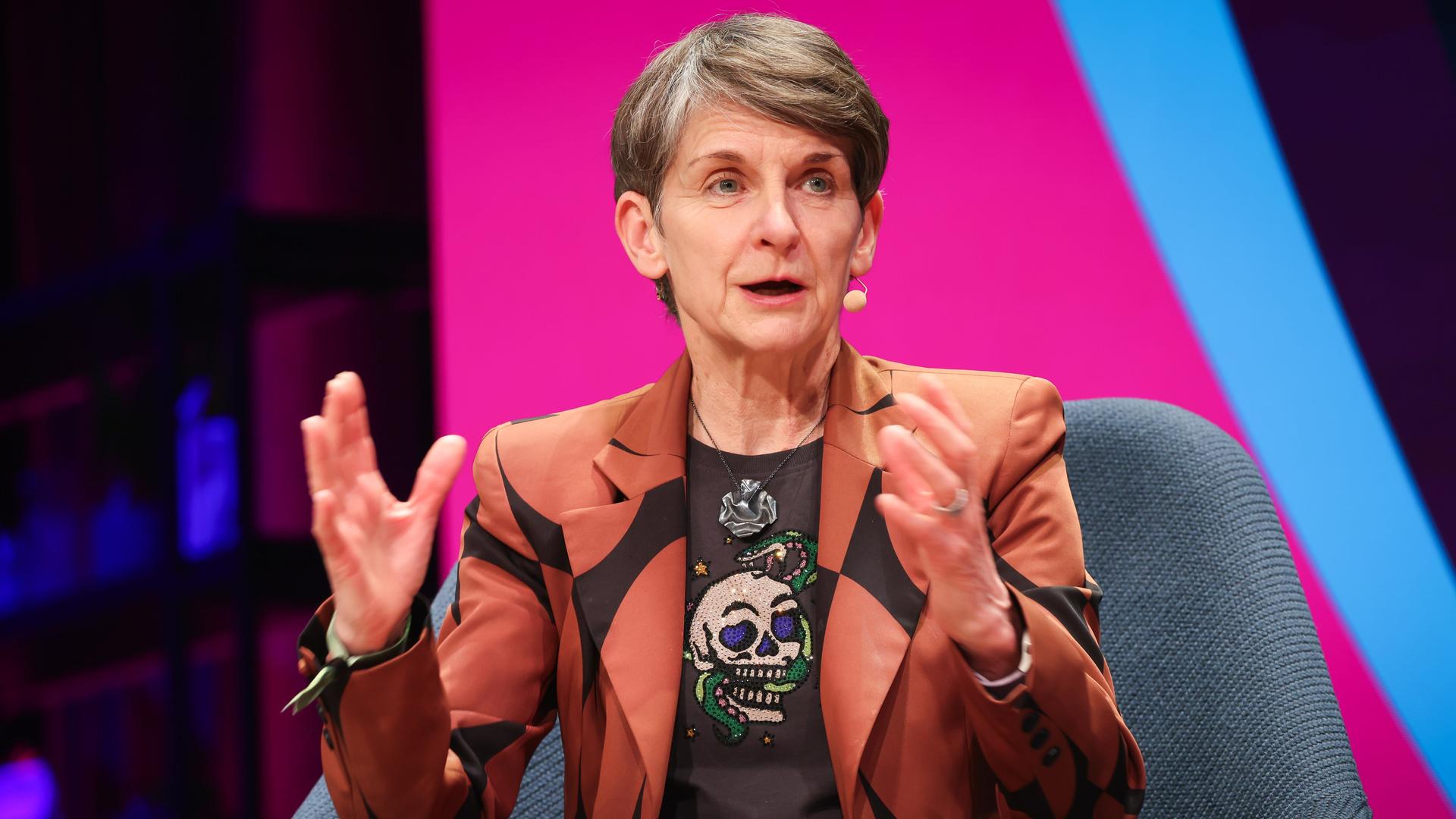 Laura McAllister, Vizepräsidentin der UEFA und Mitglied im Exekutivkomitee, spricht bei einem Podiumsgespräch auf der Branchenkonferenz Spobis im CCH (Congress Center Hamburg).