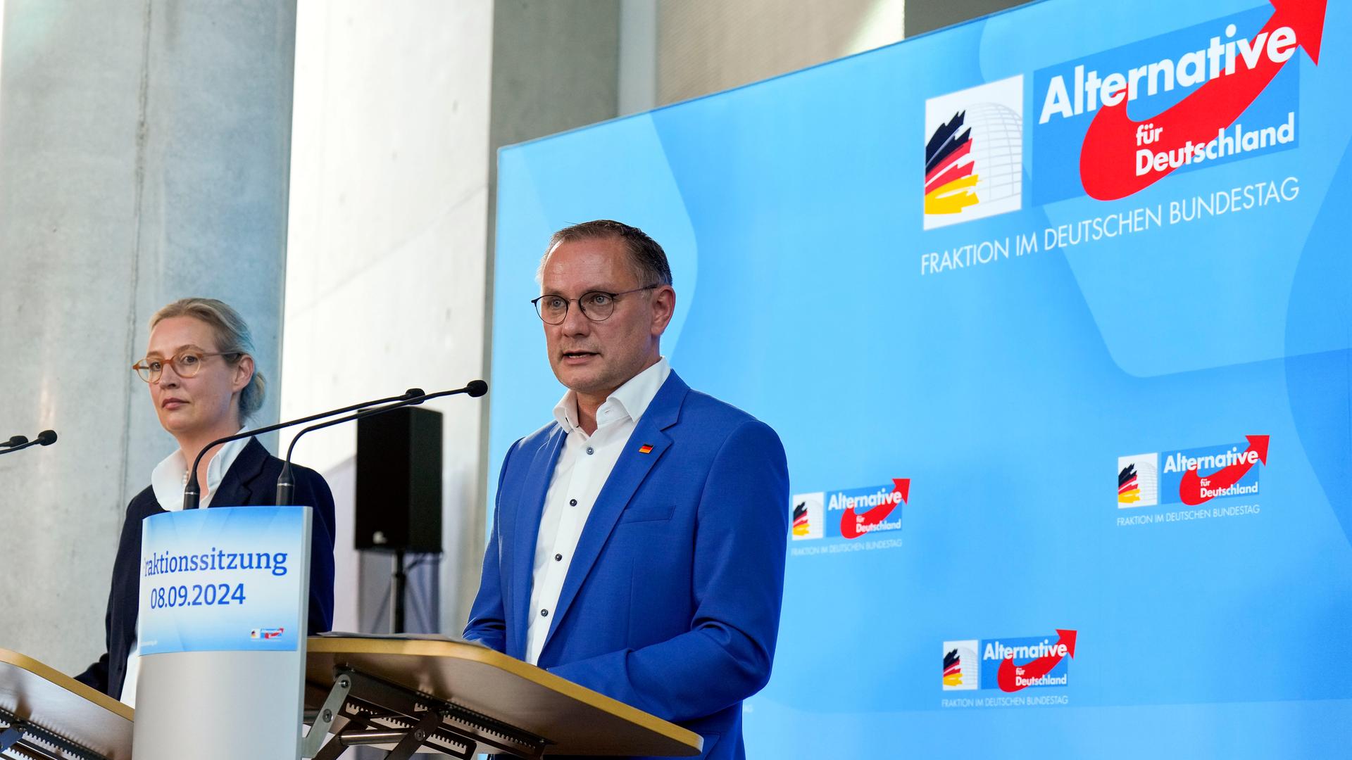 Alice Weidel und Tino Chrupalla bei der Fraktionssitzung der AfD-Bundestagsfraktion im Reichstagsgebäude in Berlin am 8. September 2024. Weidel steht weiter links und trägt ein dunkles Sakko zu weißer Bluse, Chrupalla einen blauen Anzug zu weißem Hemd.