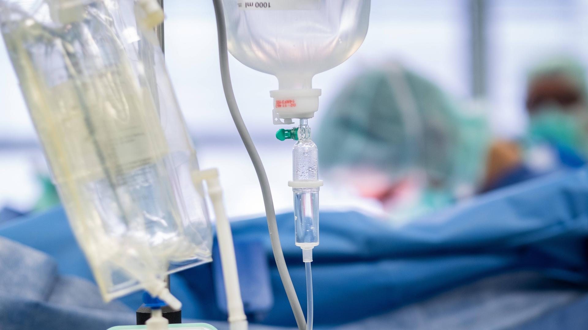 Ein Tropf mit einer Infusionslösung während einer Operation in einem Krankenhaus in Nordrhein-Westfalen Deutschland.