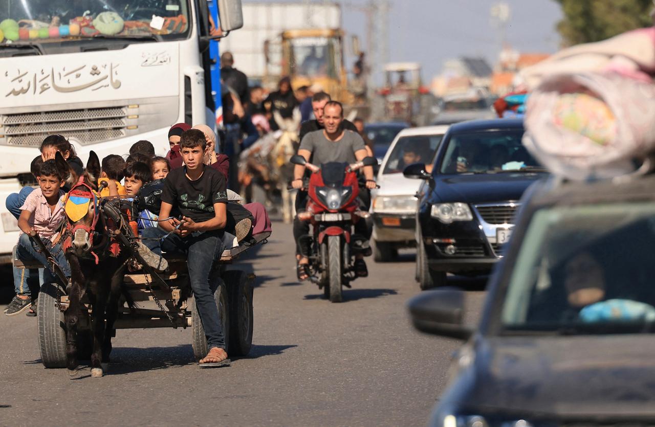 Binnenflüchtlinge im Gazastreifen auf dem Weg Richtung Süden, nachdem Israel zur Räumung des Nordens aufgefordert hatte.