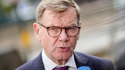 Wadephul spricht in einem Mikrofon und blickt dabei in die Kamera