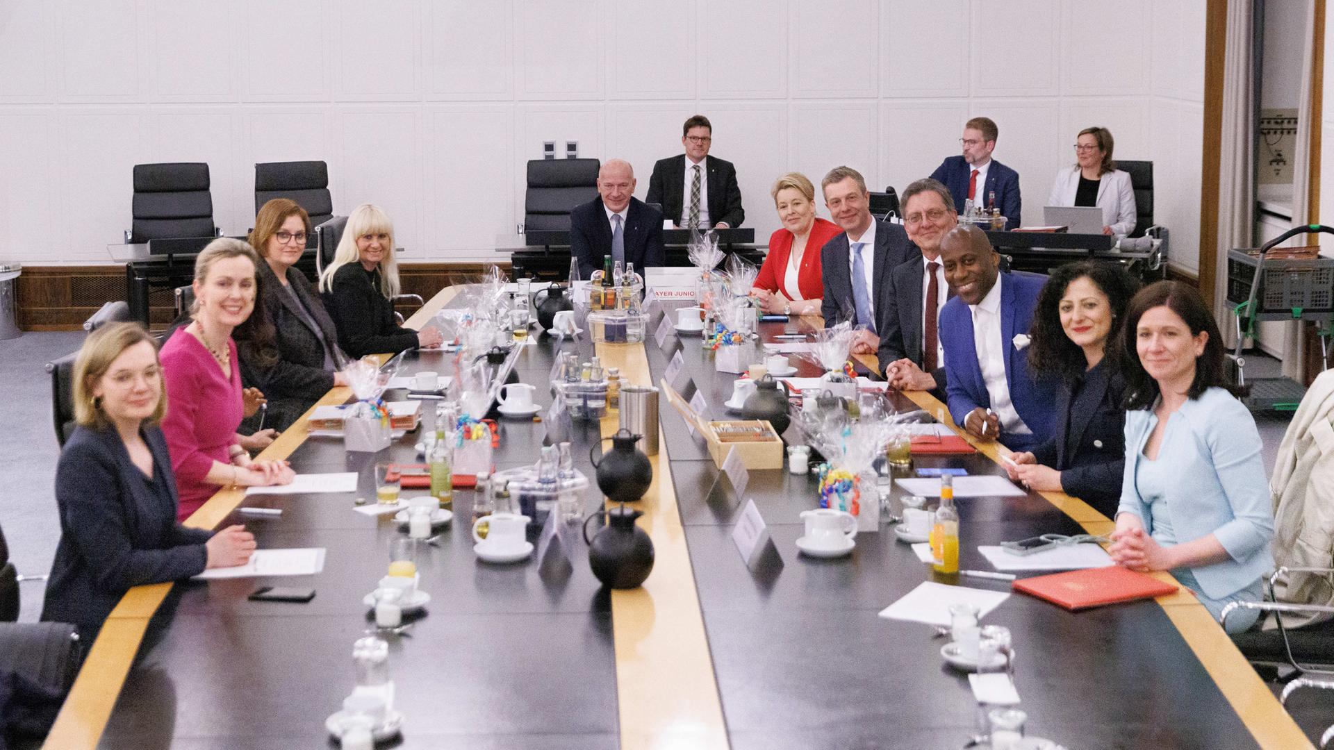 Berlin - Neuer Senat hat Arbeit aufgenommen - Kritik auch an SPD ...