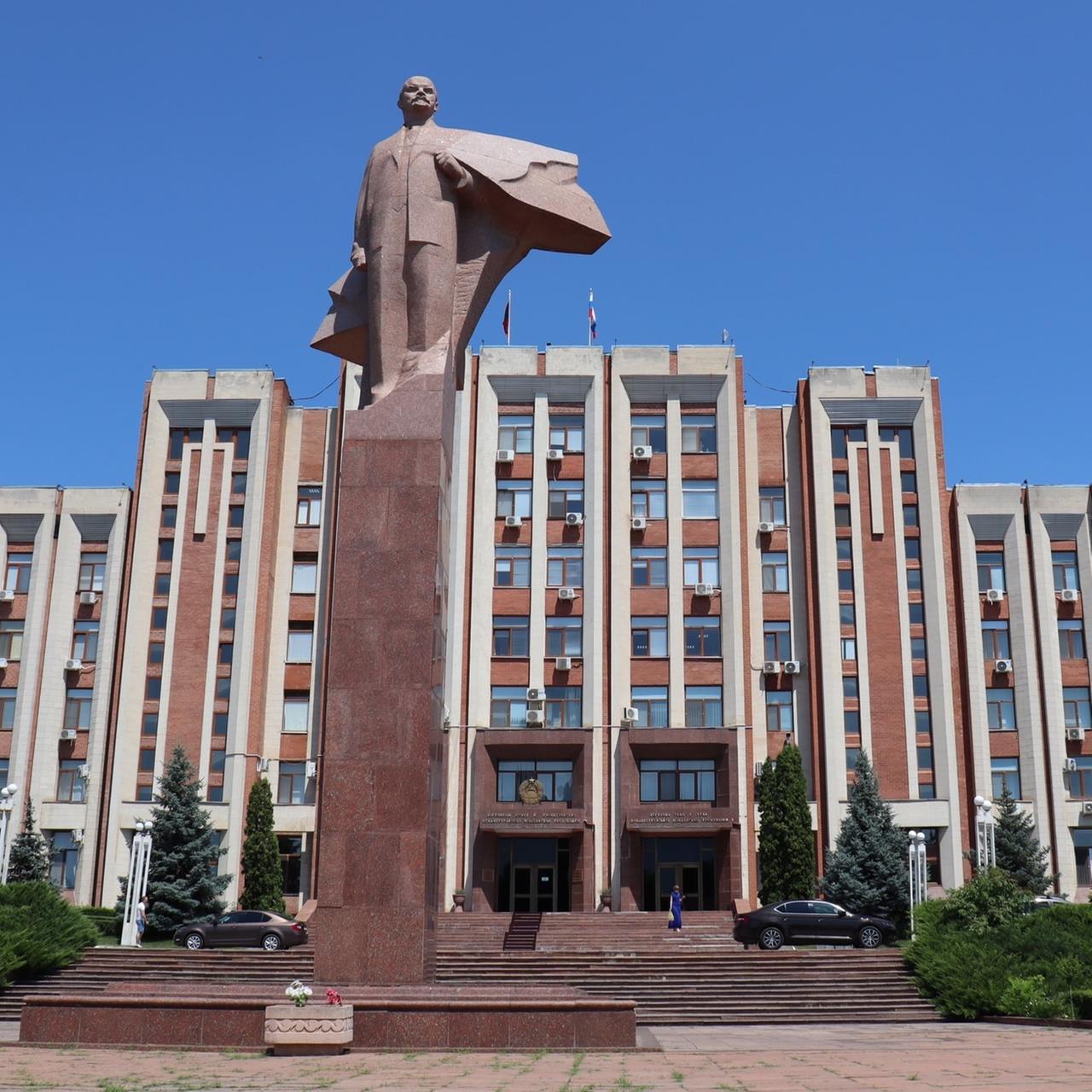Eine Lenin-Statue steht vor dem Parlamentsgebäude in Tiraspol im Separatistengebiet Transnistrien. Der Konflikt um das moldauische Separatistengebiet Transnistrien zählt zu den ältesten auf Ex-Sowjetgebiet.
