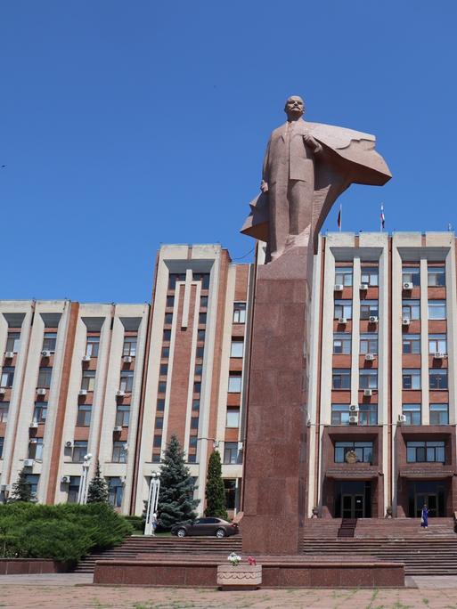 Eine Lenin-Statue steht vor dem Parlamentsgebäude in Tiraspol im Separatistengebiet Transnistrien. Der Konflikt um das moldauische Separatistengebiet Transnistrien zählt zu den ältesten auf Ex-Sowjetgebiet.