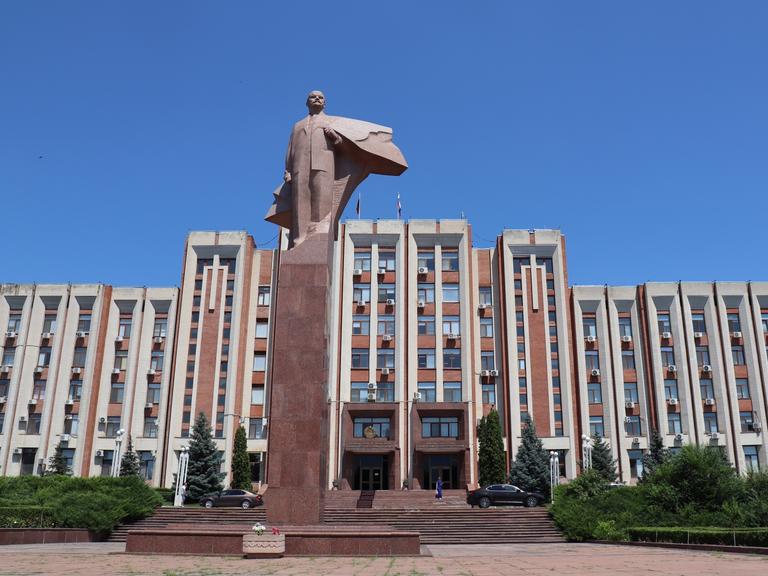 Eine Lenin-Statue steht vor dem Parlamentsgebäude in Tiraspol im Separatistengebiet Transnistrien. Der Konflikt um das moldauische Separatistengebiet Transnistrien zählt zu den ältesten auf Ex-Sowjetgebiet.