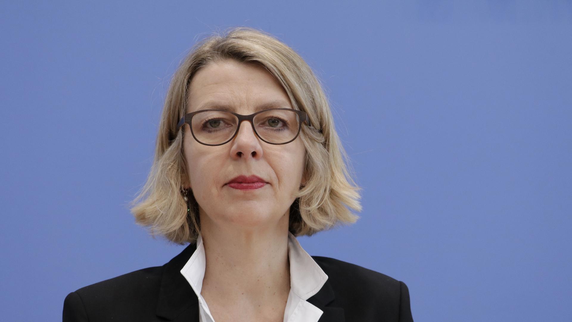 Sabine Andresen, heute Präsidentin vom Kinderschutzbund, in ihrer damaligen Rolle als Vorsitzende der Unabhängigen Kommission trägt Brille, schwarzen Blazer und ernste Miene.