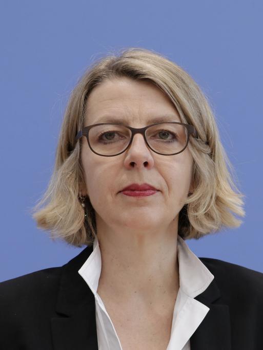 Sabine Andresen, heute Präsidentin vom Kinderschutzbund, in ihrer damaligen Rolle als Vorsitzende der Unabhängigen Kommission trägt Brille, schwarzen Blazer und ernste Miene. Sabine Andresen, heute Präsidentin vom Kinderschutzbund, in ihrer damaligen Rolle als Vorsitzende der Unabhängigen Kommission trägt Brille, schwarzen Blazer und ernste Miene.