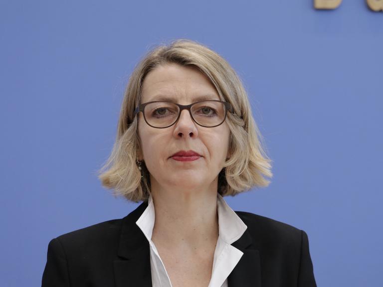 Sabine Andresen, heute Präsidentin vom Kinderschutzbund, in ihrer damaligen Rolle als Vorsitzende der Unabhängigen Kommission trägt Brille, schwarzen Blazer und ernste Miene. Sabine Andresen, heute Präsidentin vom Kinderschutzbund, in ihrer damaligen Rolle als Vorsitzende der Unabhängigen Kommission trägt Brille, schwarzen Blazer und ernste Miene.