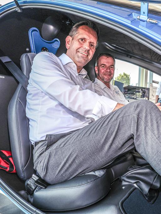 Der niedersächsische Wirtschaftsminister Olaf Lies (vorne) sitzt in einem Flugtaxi. 