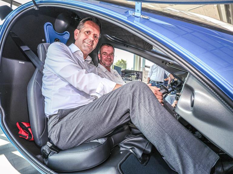 Der niedersächsische Wirtschaftsminister Olaf Lies (vorne) sitzt in einem Flugtaxi. 