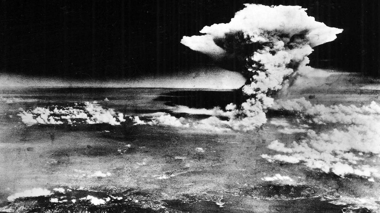 Historische Luftaufnahme des Atompilz über Hiroshima kurz nach Abwurf der "Little-Boy"-Bombe.