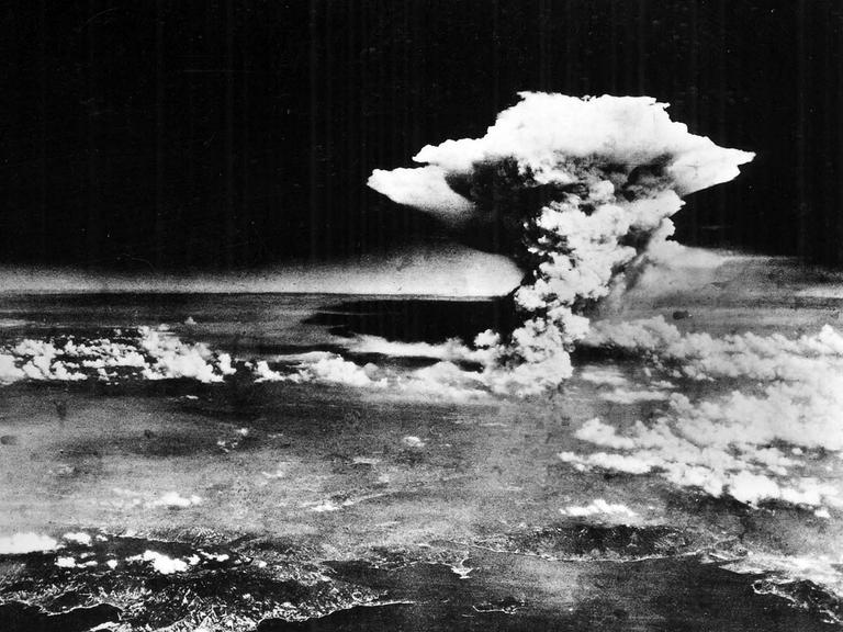 Historische Luftaufnahme des Atompilz über Hiroshima kurz nach Abwurf der "Little-Boy"-Bombe.