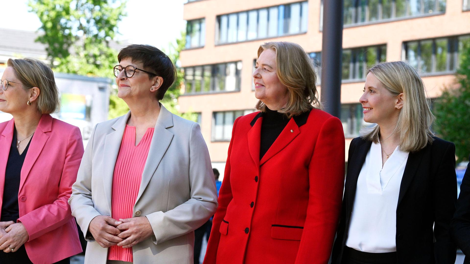 Von links nach rechts: Stefanie Hubig, Saskia Esken, Bärbel Bas und Verena Hubertz beim Bildtermin mit dem SPD-Regierungsteam im Vorfeld der Unterzeichnung des Koalitionsvertrages zwischen CDU, CSU und SPD im Gasometer Schöneberg. 