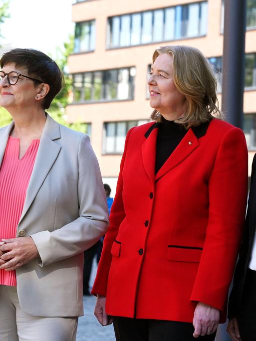 Von links nach rechts: Stefanie Hubig, Saskia Esken, Bärbel Bas und Verena Hubertz beim Bildtermin mit dem SPD-Regierungsteam im Vorfeld der Unterzeichnung des Koalitionsvertrages zwischen CDU, CSU und SPD im Gasometer Schöneberg. 