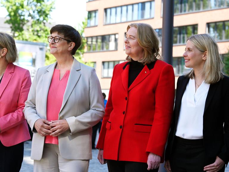 Von links nach rechts: Stefanie Hubig, Saskia Esken, Bärbel Bas und Verena Hubertz beim Bildtermin mit dem SPD-Regierungsteam im Vorfeld der Unterzeichnung des Koalitionsvertrages zwischen CDU, CSU und SPD im Gasometer Schöneberg. 