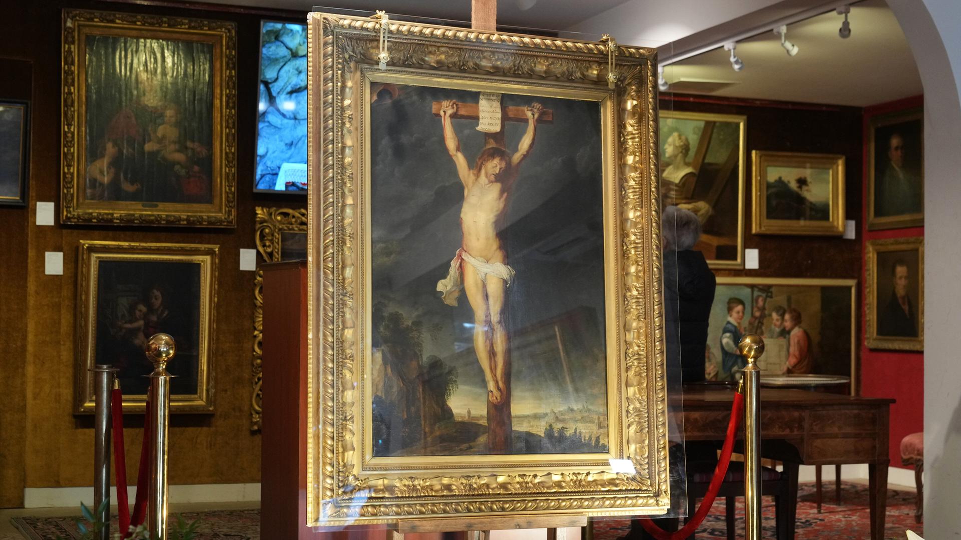 Das lange verschollene Gemälde „Die Kreuzigung Jesu Christi“ des Barockmeisters Peter Paul Rubens, das mehr als vier Jahrhunderte lang verborgen war, wird am 30. November 2025 im Auktionshaus Osenat in Versailles, westlich von Paris, ausgestellt.