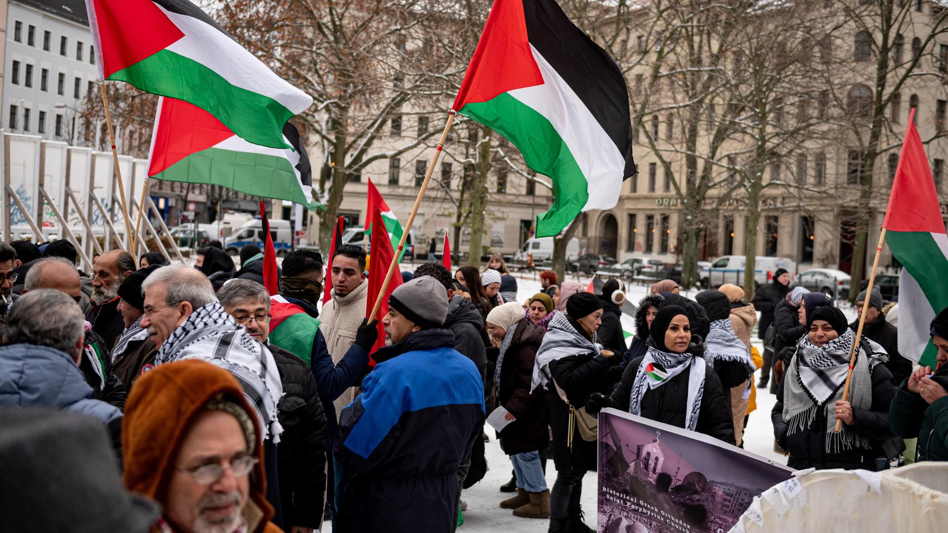 Menschen nehmen in Berlin-Kreuzberg an einer propalästinensischen Demonstration teil.