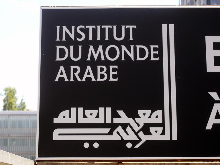 Das arabisch-lateinisch designte Logo des Institut du Monde Arabe, Institut der arabischen Welt.