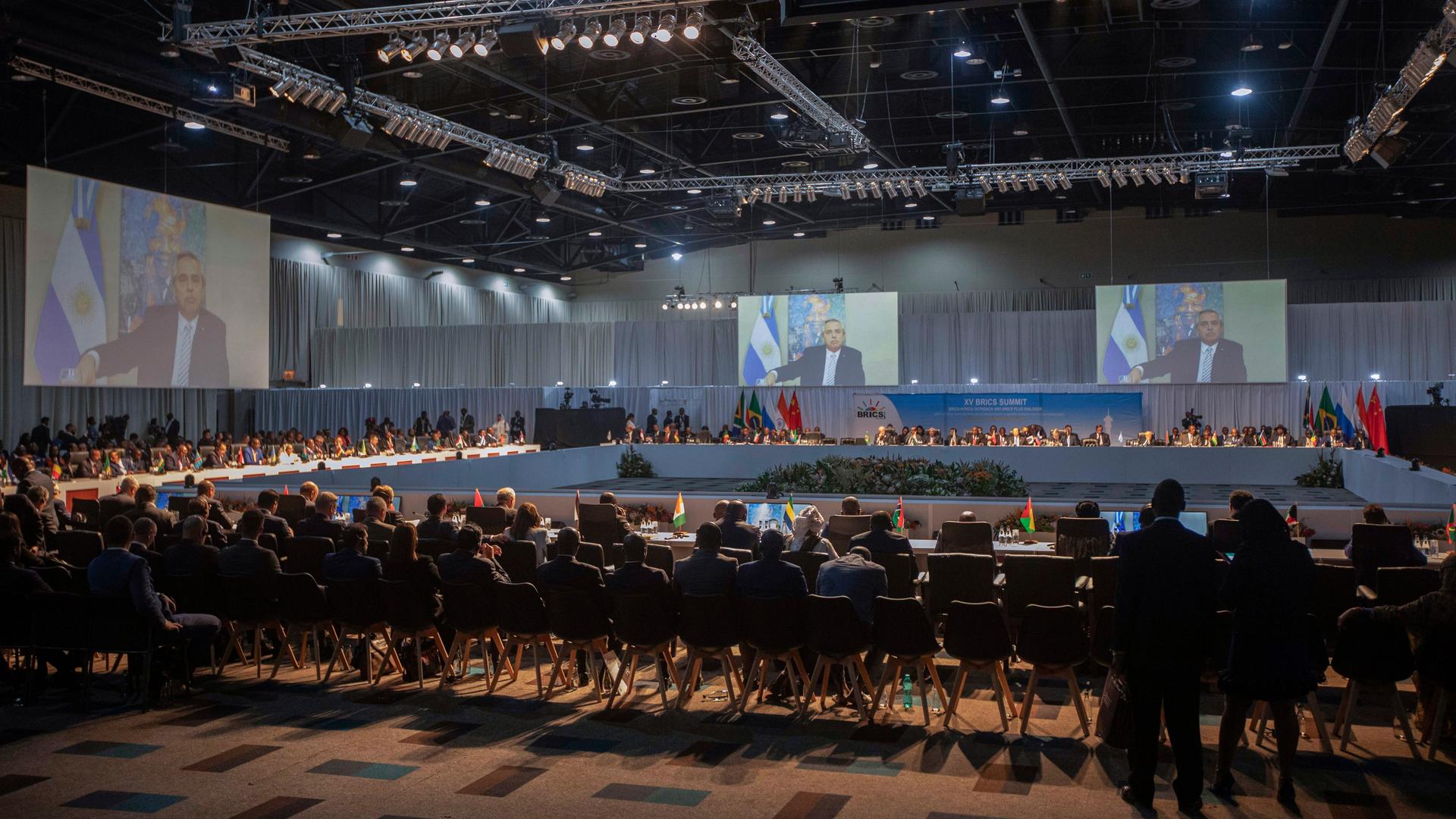 Der argentinische Präsident Alberto Angel Fernandez spricht bei der 15. Konferenz der BRICS-Staaten und wird dabei auf einen Bildschirm übertragen.