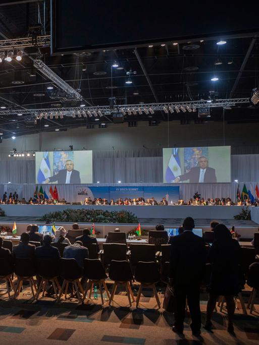Der argentinische Präsident Alberto Angel Fernandez spricht bei der 15. Konferenz der BRICS-Staaten und wird dabei auf einen Bildschirm übertragen.