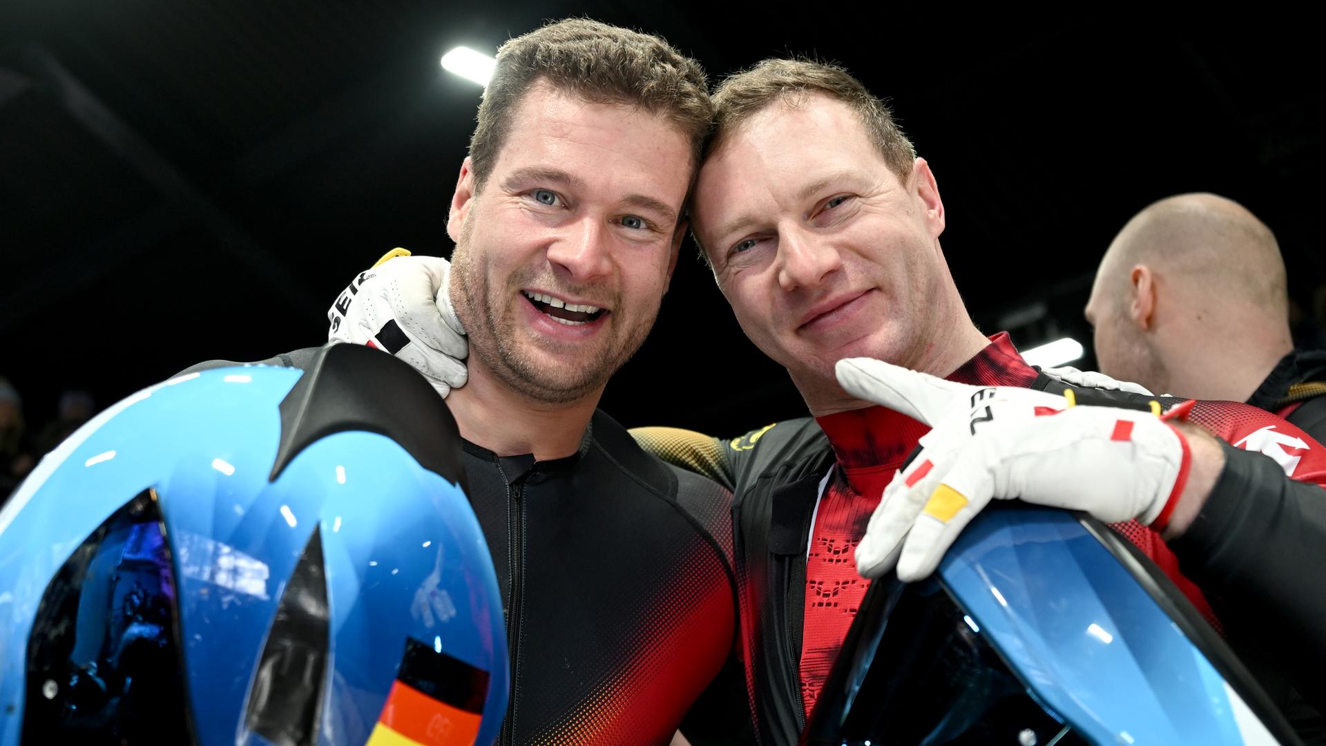 Johannes Lochner (links) und Francesco Friedrich jubeln über die Gold- und Silbermedaille.
