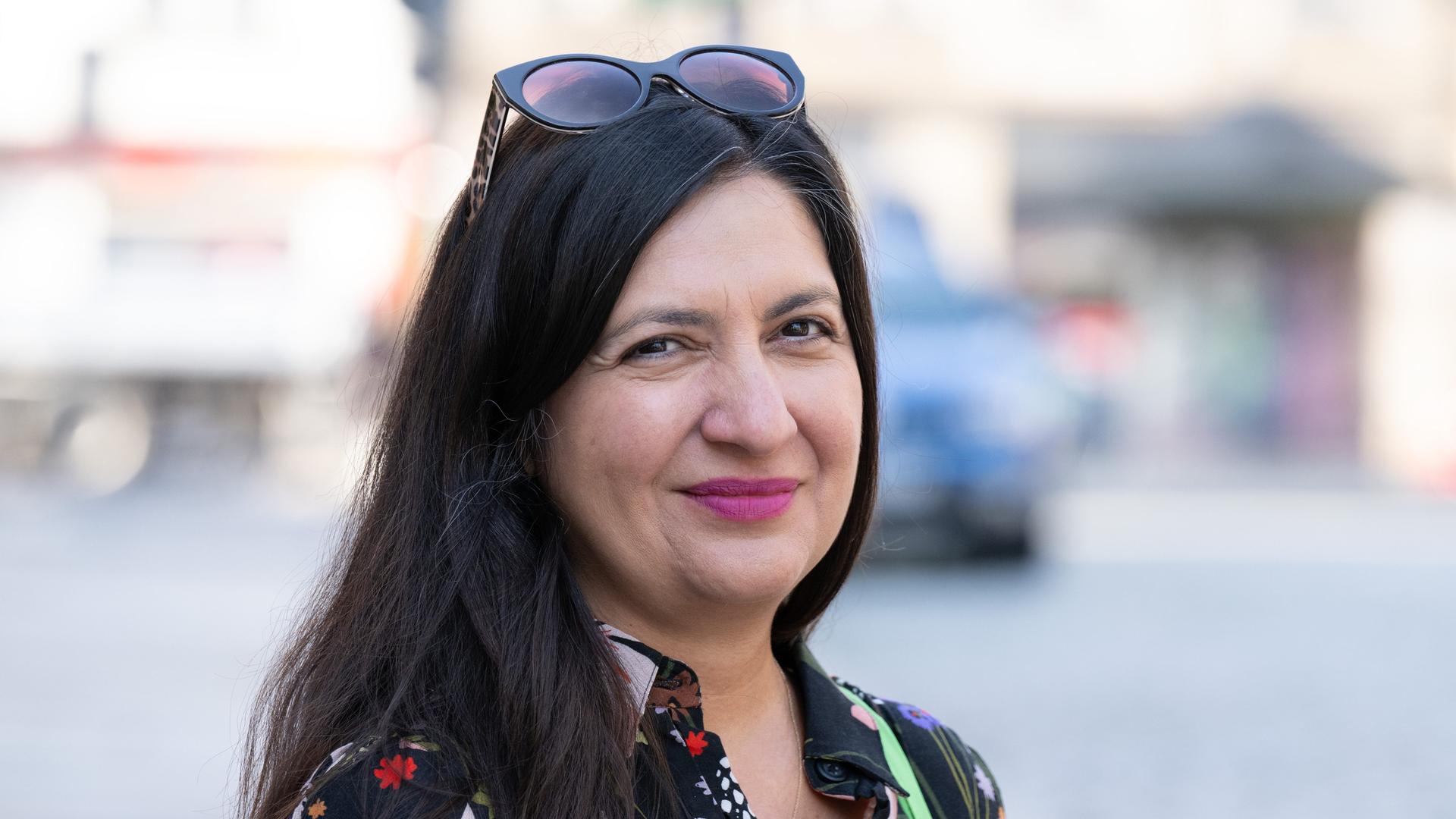 Sachsen, Dresden: Pegah Edalatian, stellvertretende Bundesvorsitzende Bündnis 90/Die Grünen, steht während einer Wahlkampfveranstaltung ihrer Partei am Schillerplatz. Sachsen, Dresden: Pegah Edalatian, stellvertretende Bundesvorsitzende Bündnis 90/Die Grünen, steht während einer Wahlkampfveranstaltung ihrer Partei am Schillerplatz.