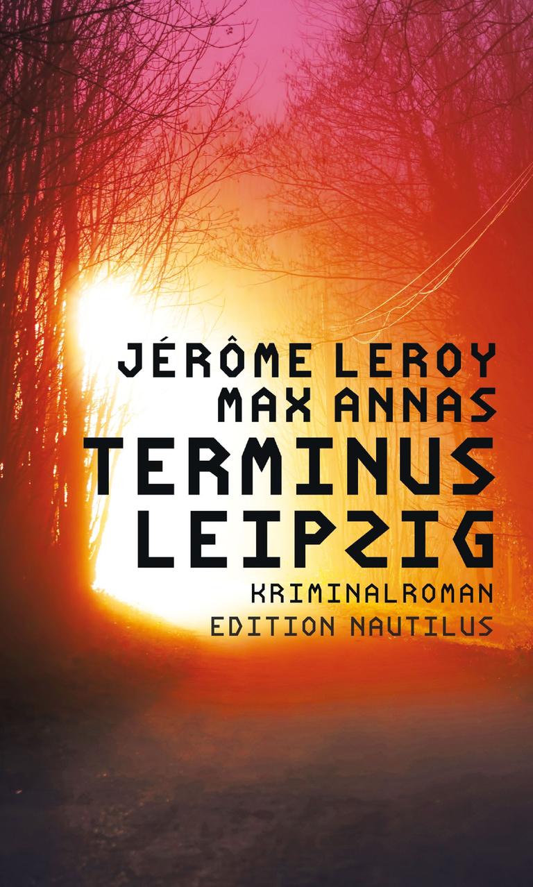 Buchcover des Krimis von Jérôme Lero und Max Annas, "Terminus Leipzig". Ein Bild zeigt eine Szene in einem Waldgebiet, auf dem Zweie und helle Flammen zu erkennen sind. Darauf steht Jérôme Leroy und Max Annas sowie der Titel "Terminus Leipzig". 
