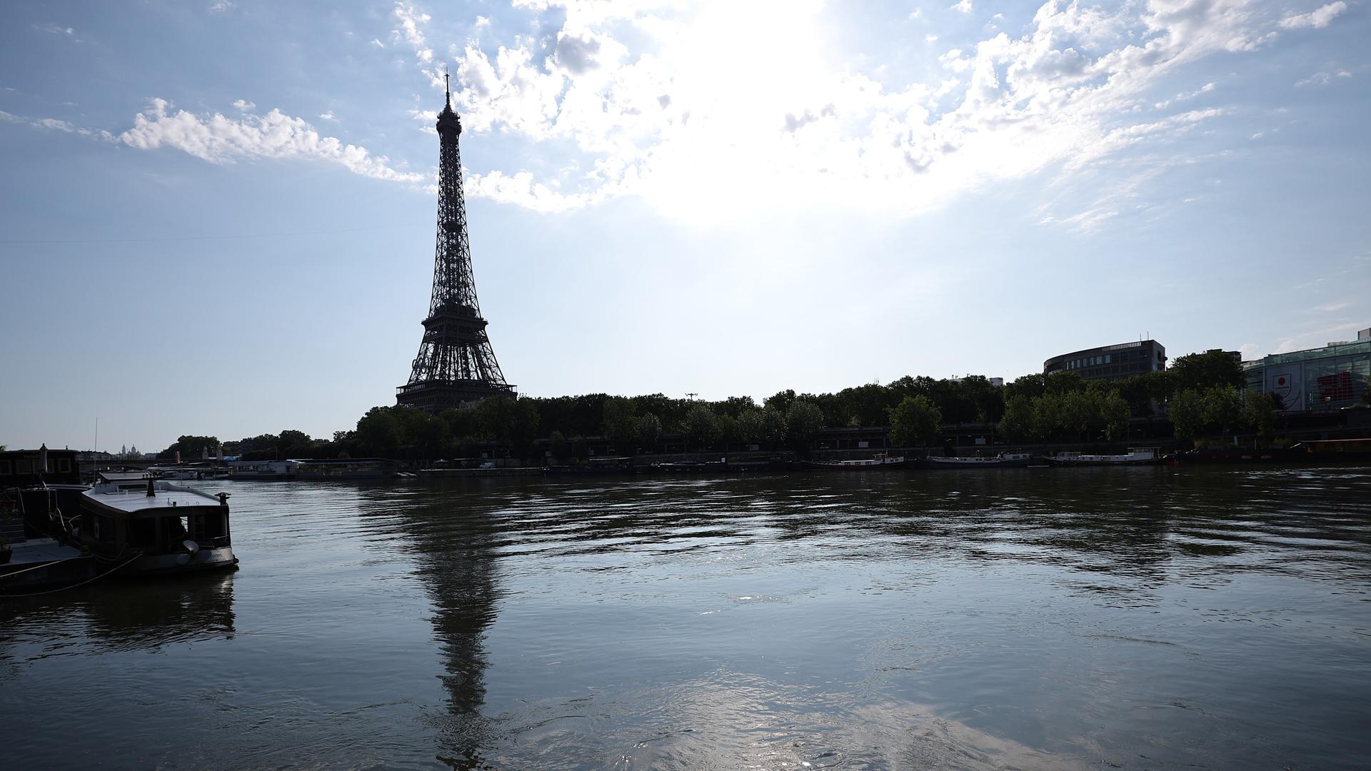 Dder Eiffelturm ist hinter der Seine zu sehen. 