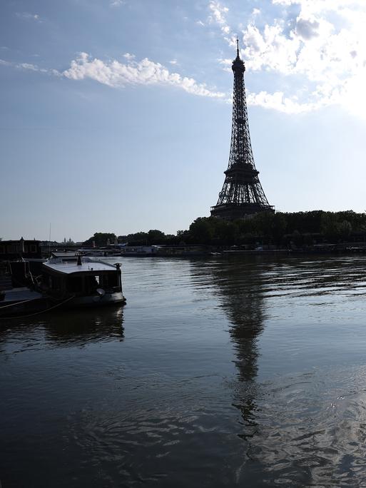 Olympia, Paris 2024, vor dem Triathlon, der Eiffelturm ist hinter der Seine zu sehen. 