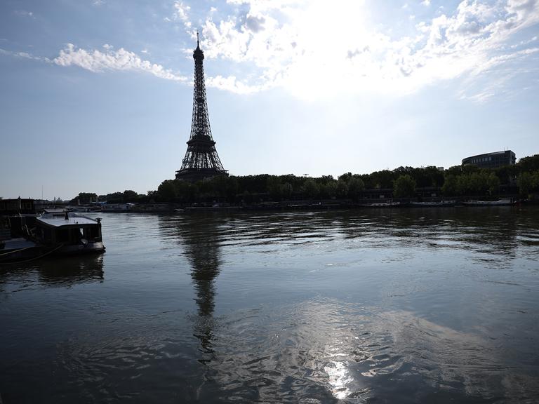 Olympia, Paris 2024, vor dem Triathlon, der Eiffelturm ist hinter der Seine zu sehen. 