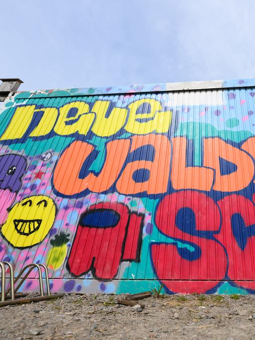 „Neue Waldorfschule Dresden“ ist an einem Container auf dem Schulgelände angesprüht.