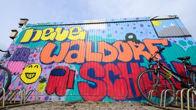 „Neue Waldorfschule Dresden“ ist an einem Container auf dem Schulgelände angesprüht.