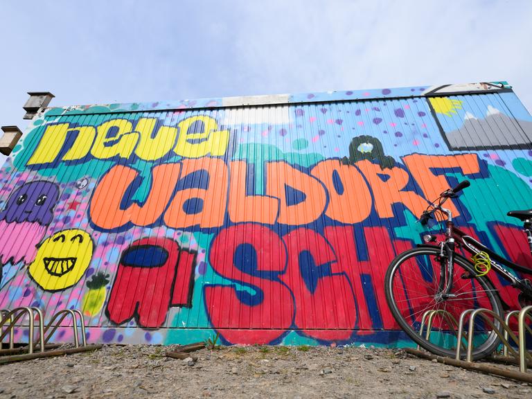 „Neue Waldorfschule Dresden“ ist an einem Container auf dem Schulgelände angesprüht.