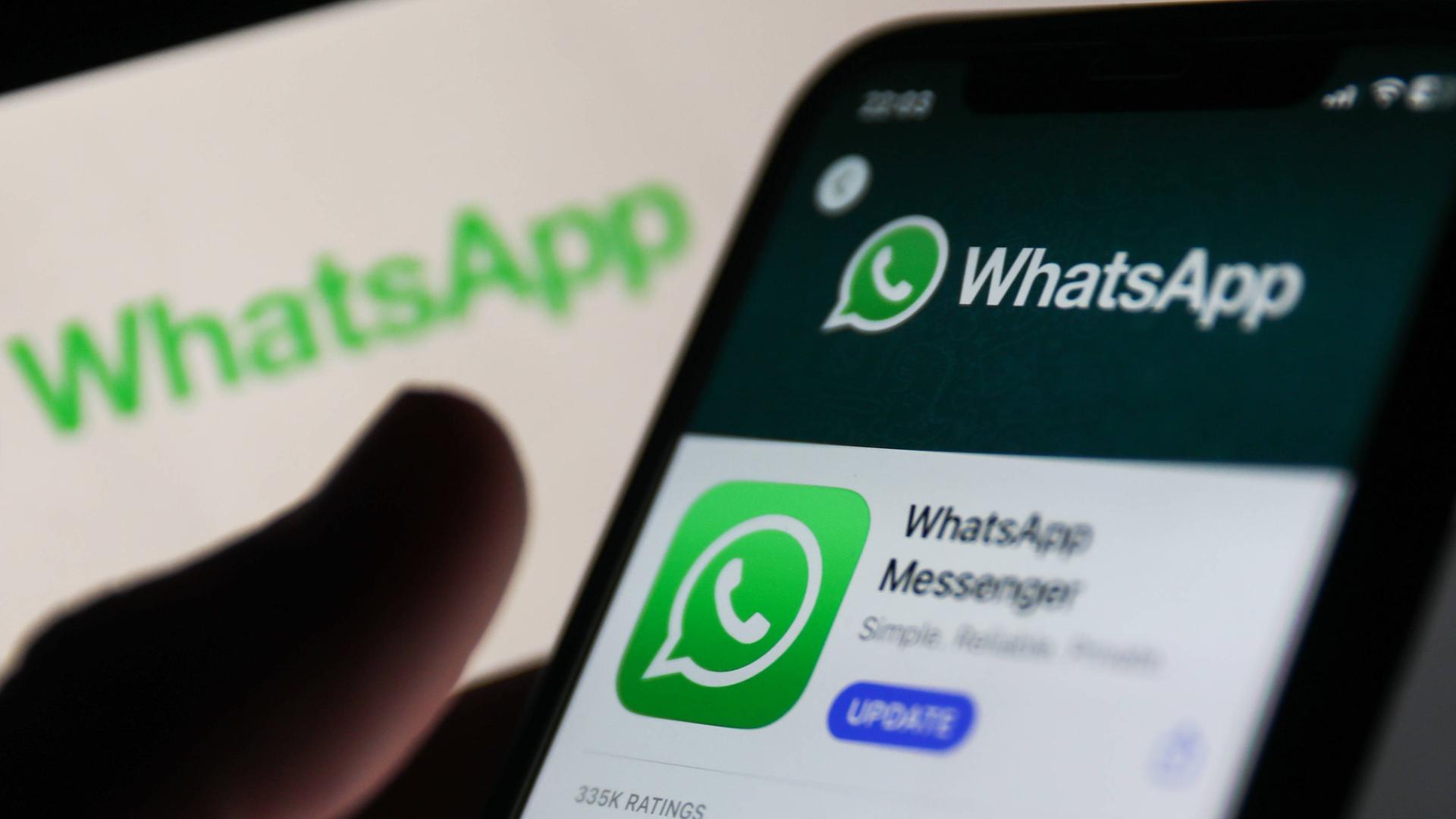 Das Foto zeigt ein Handy mit dem WhatsApp-Logo. Das Foto zeigt ein Handy mit dem WhatsApp-Logo.