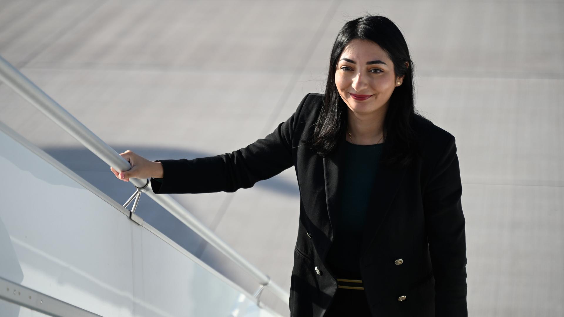 Reem Alabali Radovan (SPD), Bundesministerin für Wirtschaftliche Zusammenarbeit und Entwicklung, steigt auf dem militärischen Teil am Flughafen Berlin Brandenburg in ein Flugzeug der Flugbereitschaft der Bundeswehr.