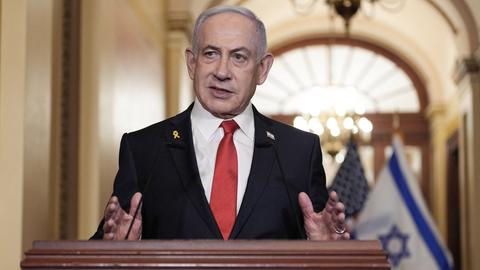 Der israelische Premierminister Benjamin Netanjahu spricht in den USA vor Pressevertretern.