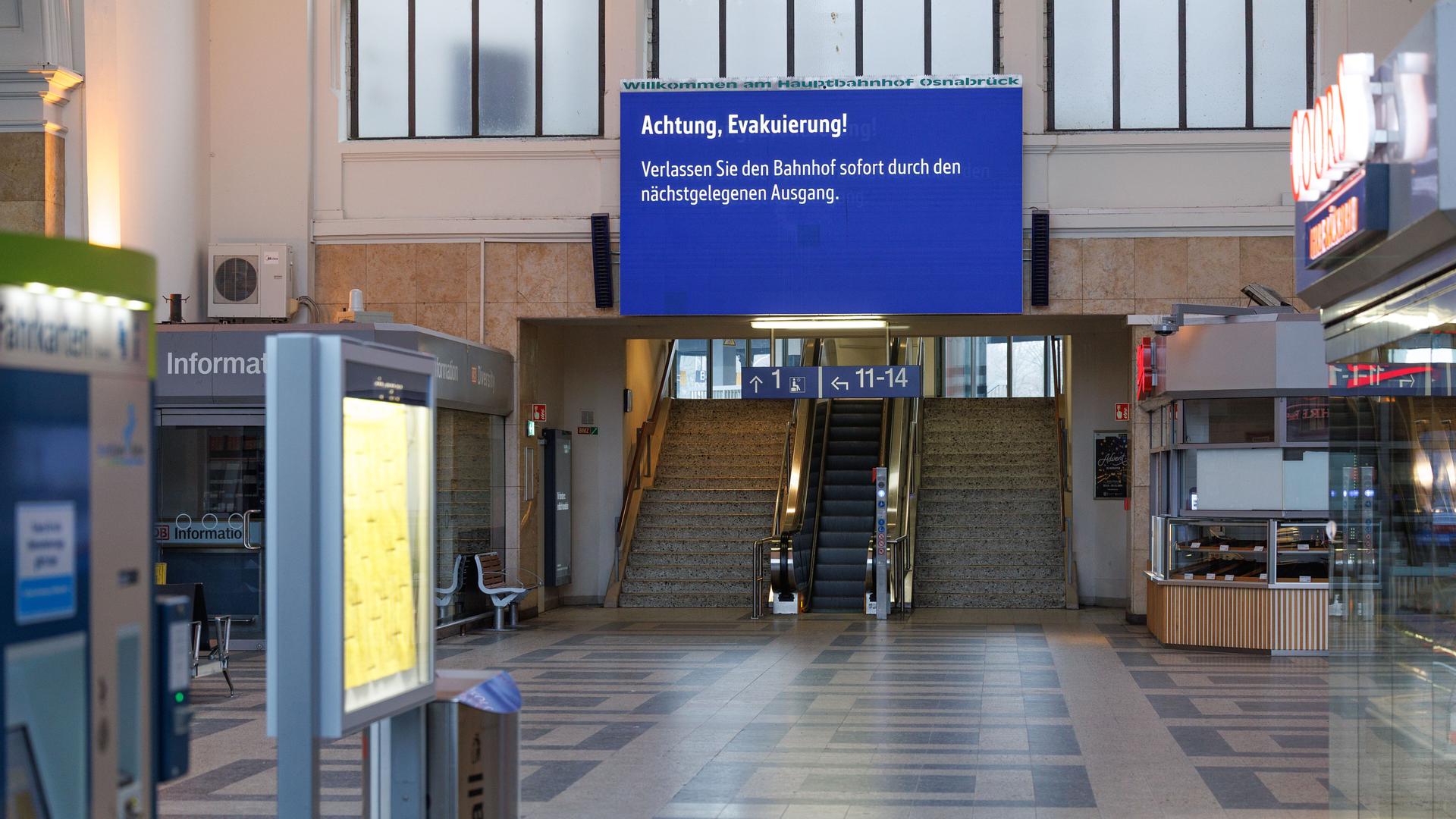 Der menschenleere Hauptbahnhof Osnabrück mit einer Anzeigentafel "Achtung, Evakuierung!" Der menschenleere Hauptbahnhof Osnabrück mit einer Anzeigentafel "Achtung, Evakuierung!"