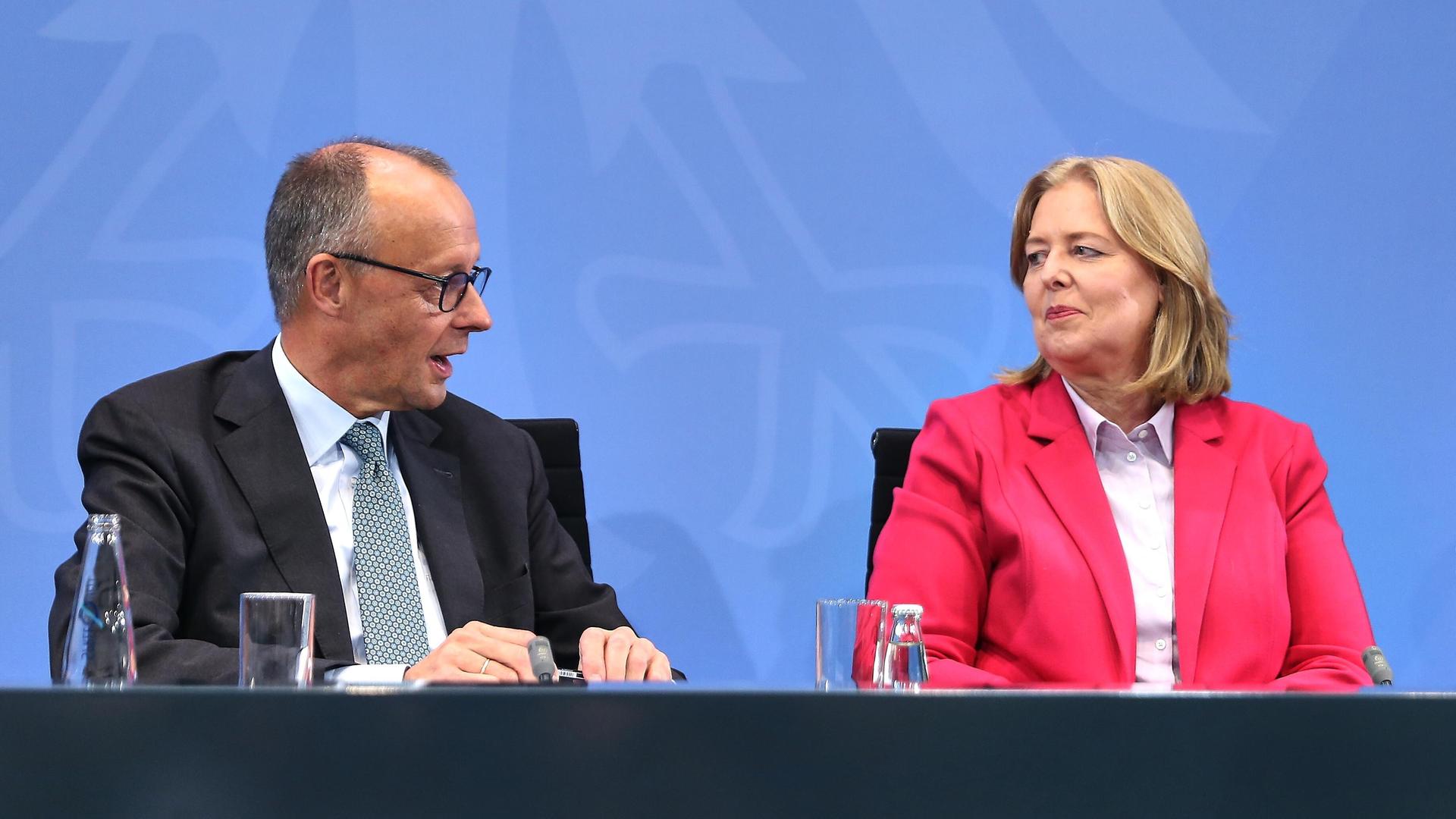 Bundeskanzler Friedrich Merz (CDU) und Bundesministerin für Arbeit und Soziales Bärbel Bas (SPD) sitzen am Pult eines Presseraums Bundeskanzler Friedrich Merz (CDU) und Bundesministerin für Arbeit und Soziales Bärbel Bas (SPD) sitzen am Pult eines Presseraums