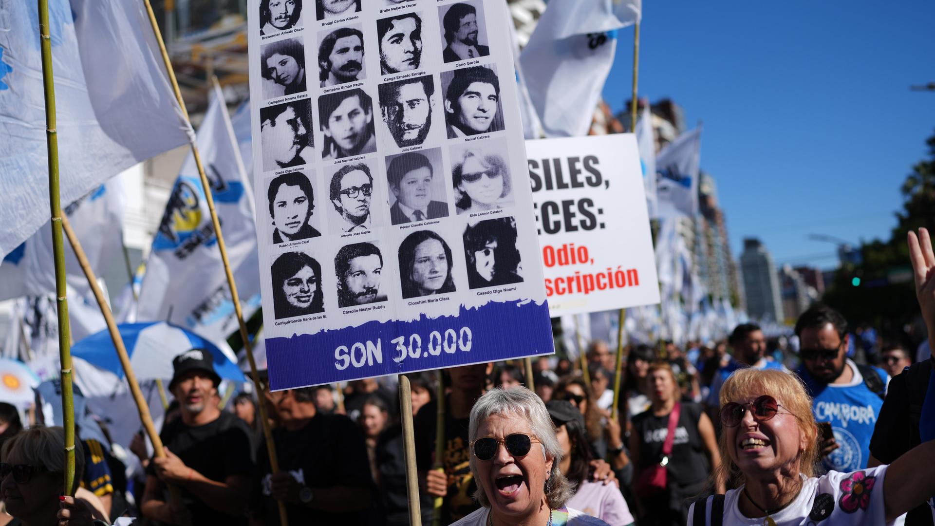 Demonstration in Buenos Aires - Plakat mit Gesichtern von Vermissten