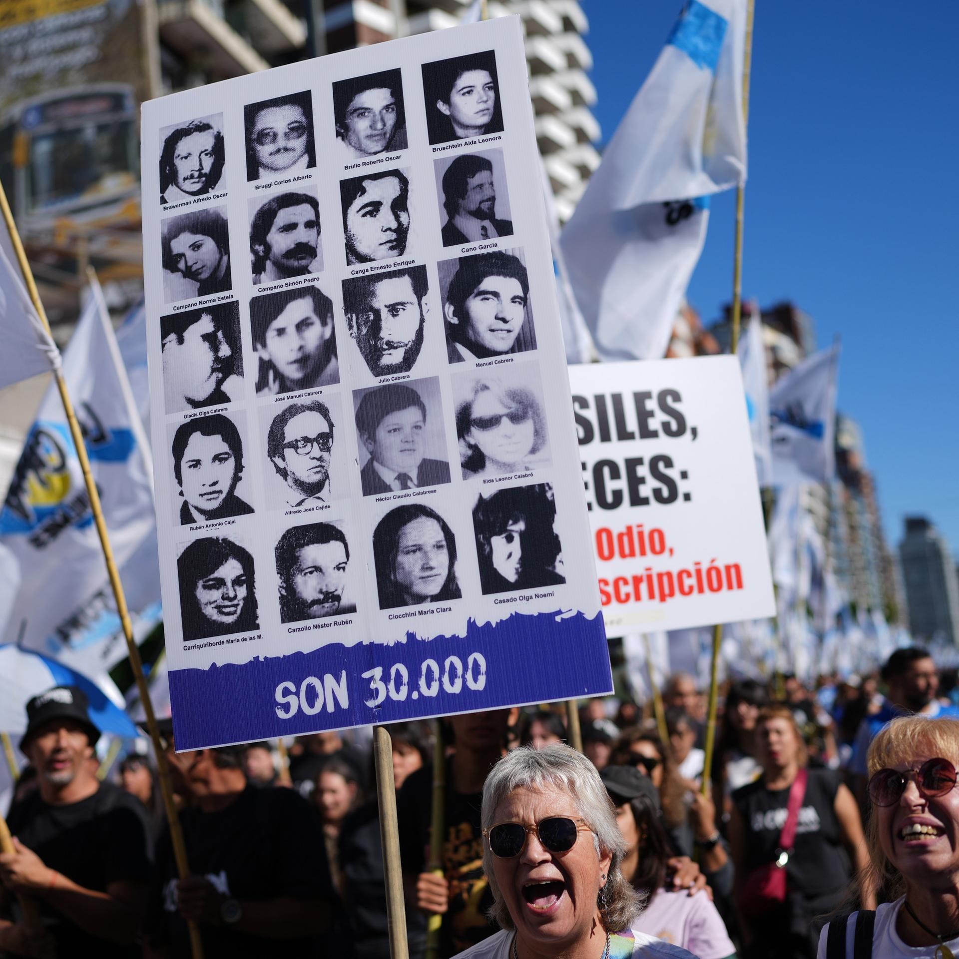 Demonstration in Buenos Aires - Plakat mit Gesichtern von Vermissten