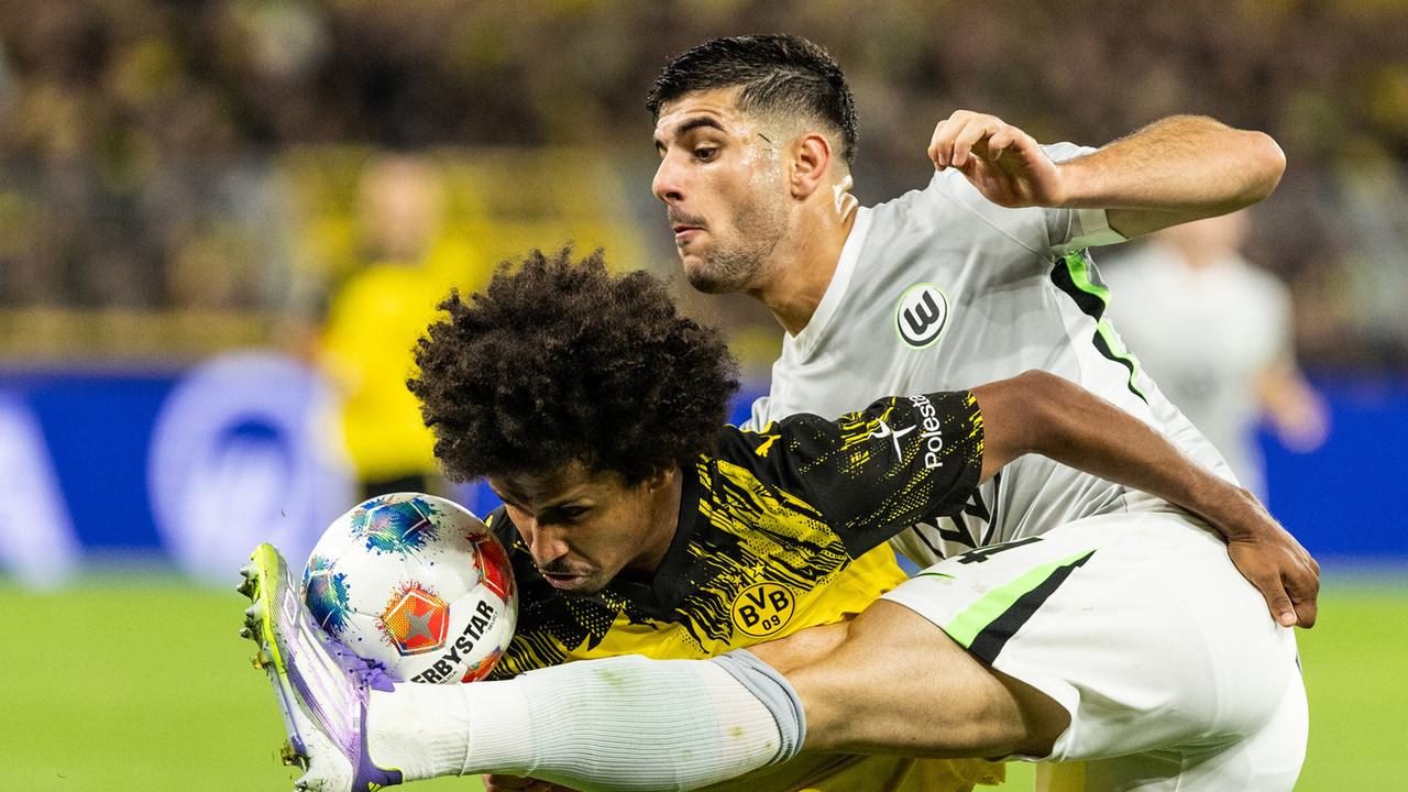 Im Duell: Dortmunds Karim Adeyemi (links) gegen Kilian Fischer vom VfL Wolfsburg