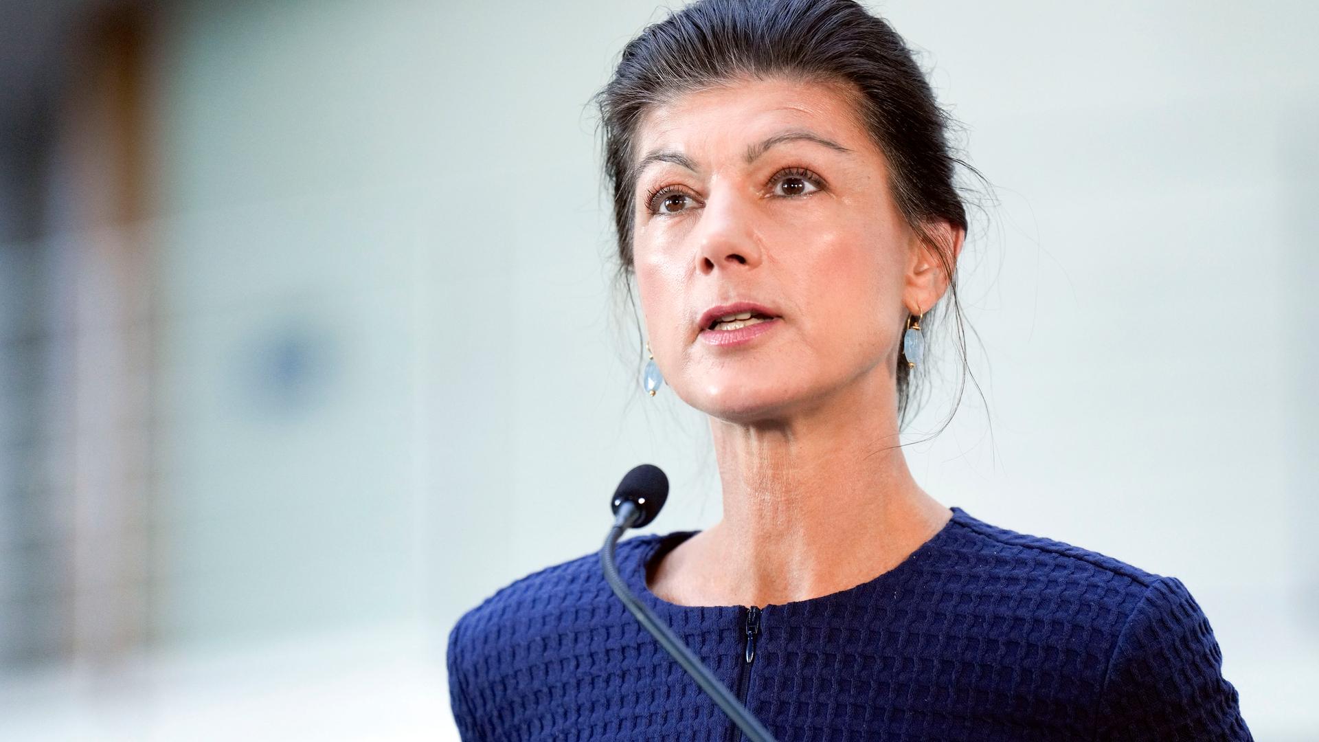 Sahra Wagenknecht spricht in ein Mikrofon